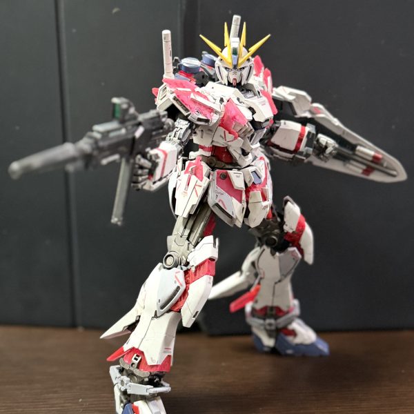 少し前に購入したナラティブガンダム C装備 Ver.Kaです。ディテールはそのままで、今回はあえて墨入れなしウェザリングとガンメタ筆塗りでどこまで金属感が表現出来るか試し中です。やっと完成しました。やはり水転写デカールは質感が最高ですね。老眼親父にはますます苦行ですが😅マットクリヤーで2回仕上げ　自身の筆塗りスキルではこれが限界値かと思われます^_^ひとまずは久しぶりに満足しました。 （6枚目）