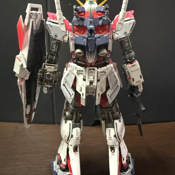 少し前に購入したナラティブガンダム C装備 Ver.Kaです。ディテールはそのままで、今回はあえて墨入れなしウェザリングとガンメタ筆塗りでどこまで金属感が表現出来るか試し中です。やっと完成しました。やはり水転写デカールは質感が最高ですね。老眼親父にはますます苦行ですが😅マットクリヤーで2回仕上げ　自身の筆塗りスキルではこれが限界値かと思われます^_^ひとまずは久しぶりに満足しました。 （5枚目）