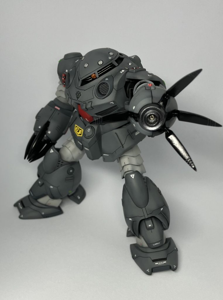 爪部分だけ艶ありで仕上げています。