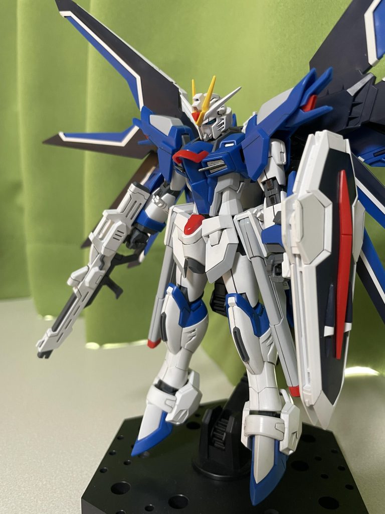2. スミ入れ+スジ彫り追加+部分塗装ここからが一気に変わるポイント。・スミ入れで全体が引き締まる・少しだけスジ彫りを追加して、情報量UP・ガンダムマーカーでダクト部などの部分塗装。「シンプルな素組み」から「立体感のある仕上がり」へ。