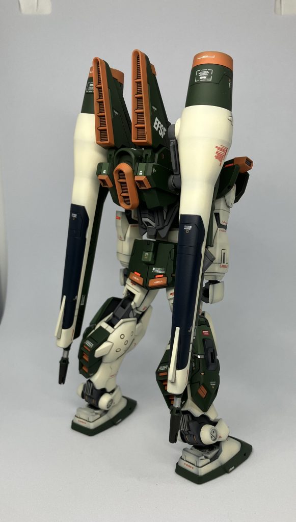 オレンジで塗装したスラスター周りがよく映えるので背面もお気に入りです！