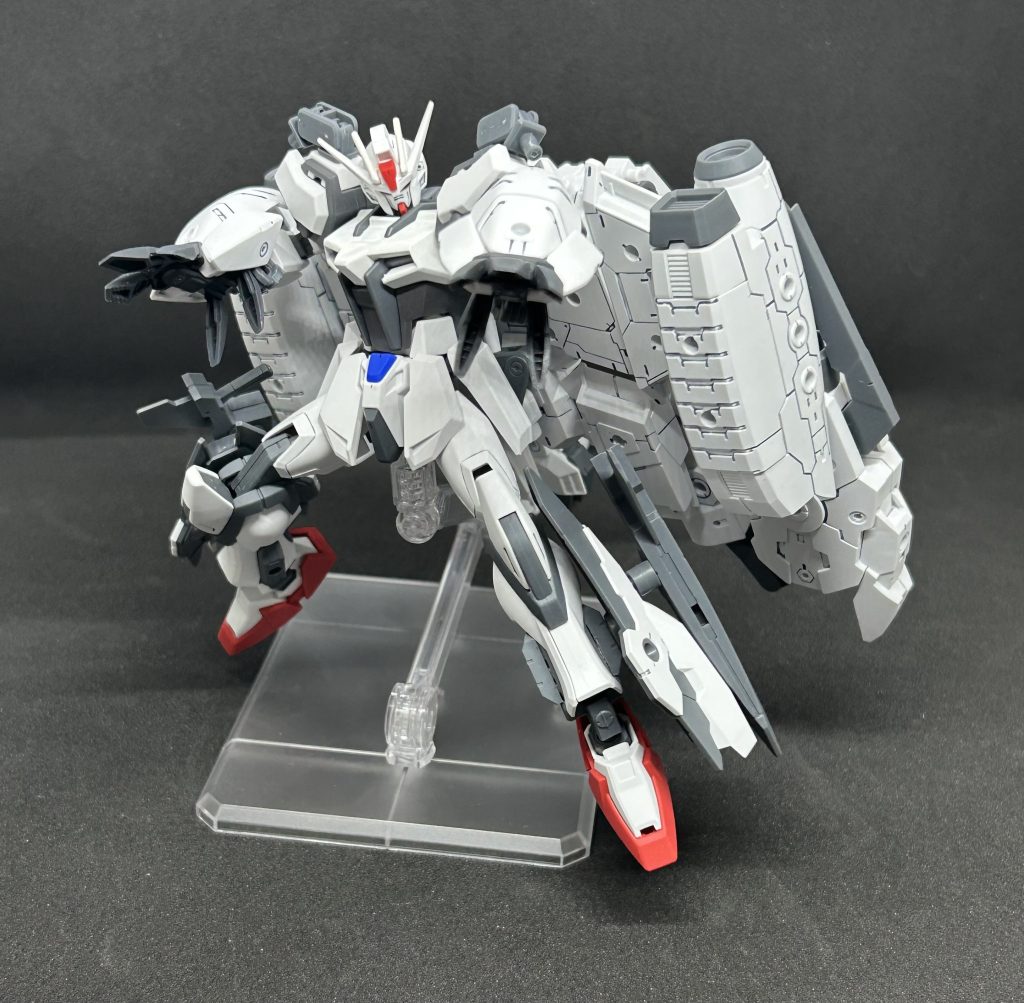 基本武装は両足に装備してあるライフルソード腰にマウントしてあるビームサーベル両肩に装備してあるシールドクロー