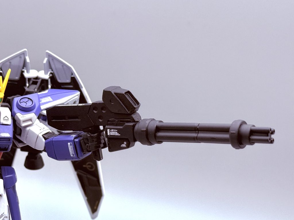 ビームガトリング:MS戦を考慮し、高威力だが隙の多いバスターライフルと換装する新たな武装を搭載。バスターライフルの出力をもとに大容量の弾数を実現。まさに