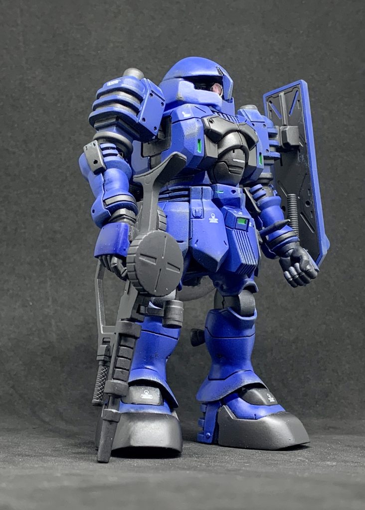 製作内容は胴体はHGのまま腕と足を詰めています。体形に合わせてマシンガンと盾も詰めています。1番手間のかかった頭部はプラバンの積層から作りました。