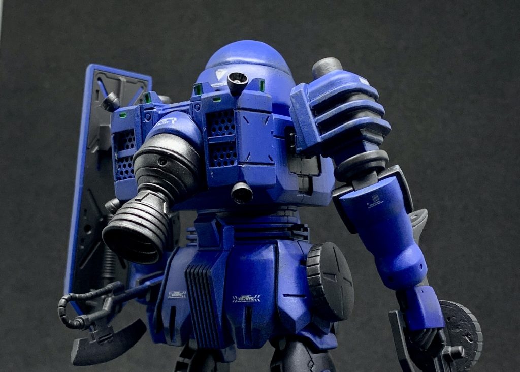 バックパックは１度切り刻んでいたためスラスターのサイド部分は新たに作り直しました。脹脛のスラスターは2ｍｍのプラ棒を接続軸として1ｍｍの穴をあけてスラスターの一部としました。