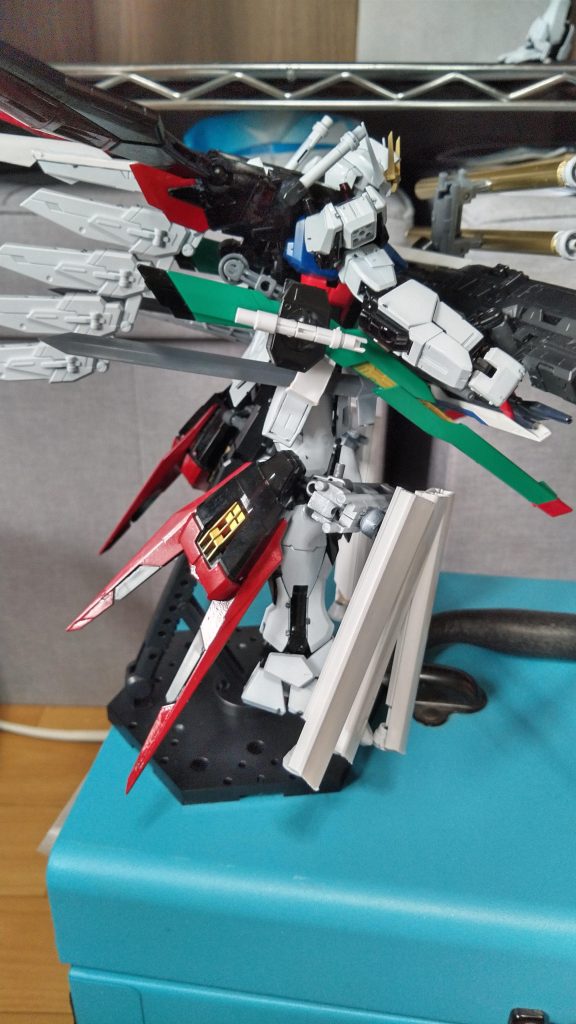 脚部に装着するスラスターも改良して機動力向上をさせてみました。