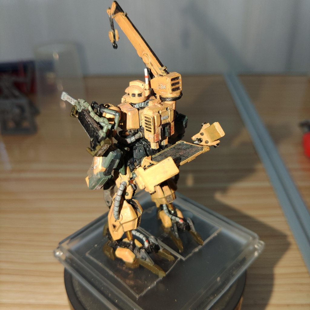 その他、非戦闘用なので武装無し。軽量化として肩と両腰の装甲無し。現場での解体用に左肩に〔ヒート鉈〕を装備。以上が改造箇所になります。