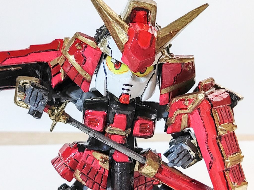 睨みを効かせた顔にすることも可能。