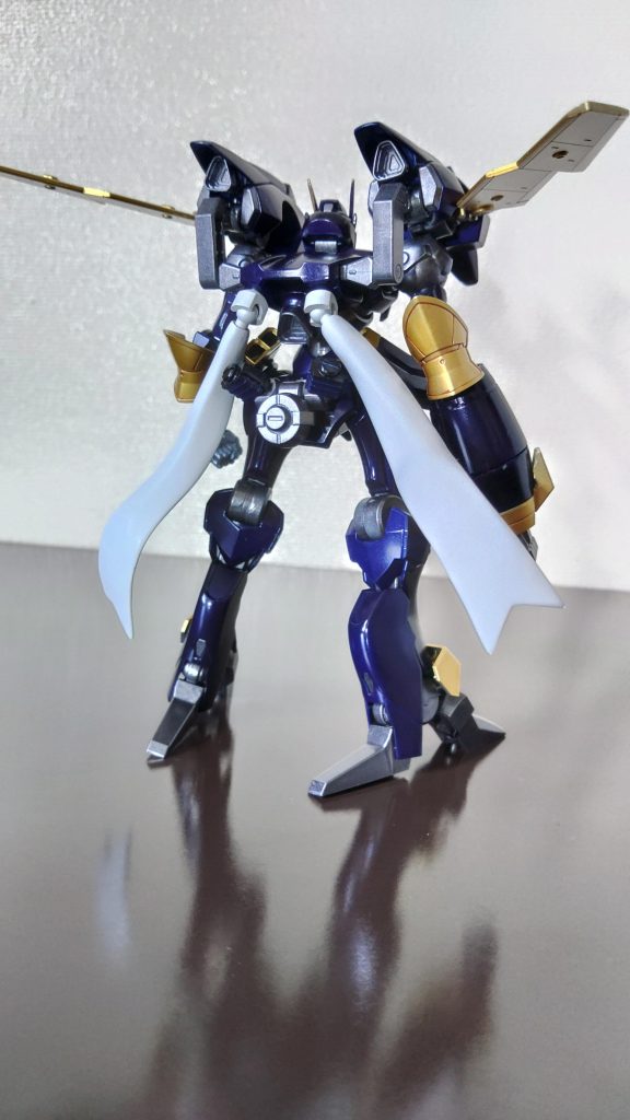 後ろ姿。ガンダムファラクトを購入した際、たまたま玩具売り場に貼ってあったジャンク・ウォリアーのポスターを見たときに体系とデザインが何となく似てたので改造してみました。あとカラーリングはもっと鮮やかな紺色みたいにするつもりでしたが、思った以上に濃くなってしまい黒っぽくなってしまいました。なので元のファラクトが黒いせいかあまり改造した感じにはなりませんでした。