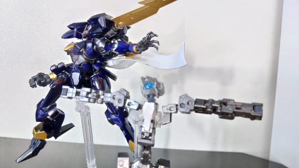 「トラップ発動！「くず鉄のかかし」！！」①：相手MSの攻撃宣言時に、その攻撃MS１体を対象として発動できる。その攻撃を無効にする。発動後このトラップは墓地へ送らず、そのままセットする。印象的な罠カードだったので適当なジャンク品で再現してみました。