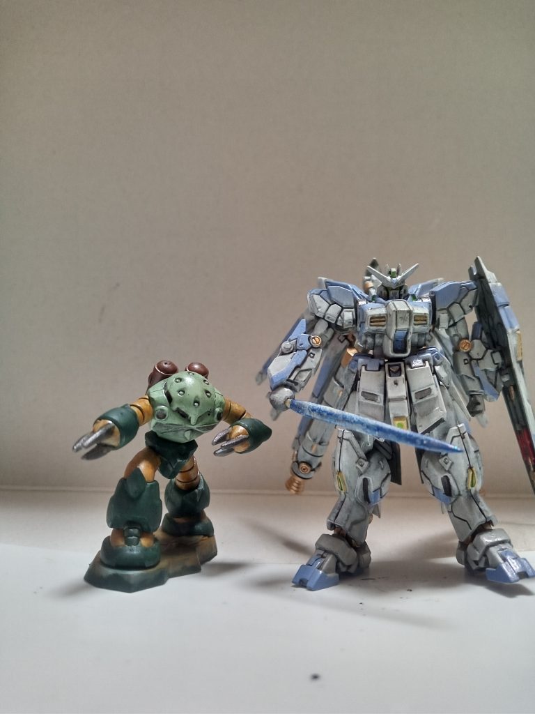 最後にちっこいの代表格アーティファクトとの2ショットです。これだけ小さいですが塗分自体は単純だったのでかなり楽な方かと思います。やっぱりジオン機体は筆塗りに優しいですね(笑)