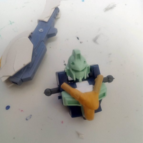 ガンブラスターを改造してV2アサルトガンブラスター化しよう計画。とりあえず思いつくまま弄ろうと思います。まずは胸部を削ってvの字に。ついでにジャンクパーツでっちあげて自分なりのバスターパーツにしてやろうと弄ってます。せっかくV2化するのでもう一つvのマークをどこかに取り入れようと思っています。ある程度したらまたアンケートで皆さんにアドバイスいただければと思います。しかし今年の夏は暑すぎて作業が進みませんねぇ。（1枚目）