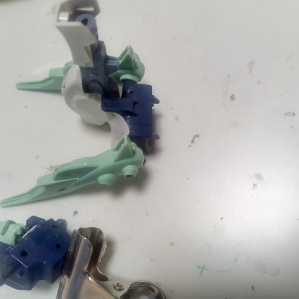 ガンブラスターを改造してV2アサルトガンブラスター化しよう計画。とりあえず思いつくまま弄ろうと思います。まずは胸部を削ってvの字に。ついでにジャンクパーツでっちあげて自分なりのバスターパーツにしてやろうと弄ってます。せっかくV2化するのでもう一つvのマークをどこかに取り入れようと思っています。ある程度したらまたアンケートで皆さんにアドバイスいただければと思います。しかし今年の夏は暑すぎて作業が進みませんねぇ。（2枚目）