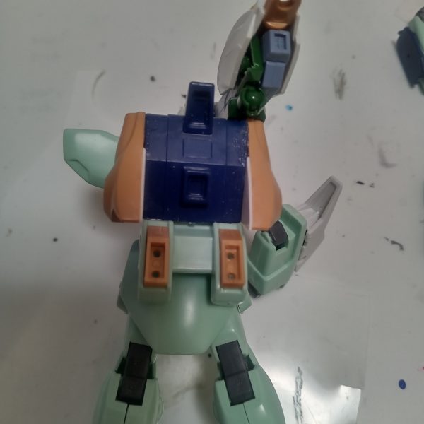V2アサルトガンブラスターのバスター部分がようやくくっつきました。バックパックを巨大化して100均のプチブロックのジョイントパーツでくっつけています。難関の一つをなんとかクリアできた気がするので、次はアサルトをどうするかですねえ(笑)（2枚目）