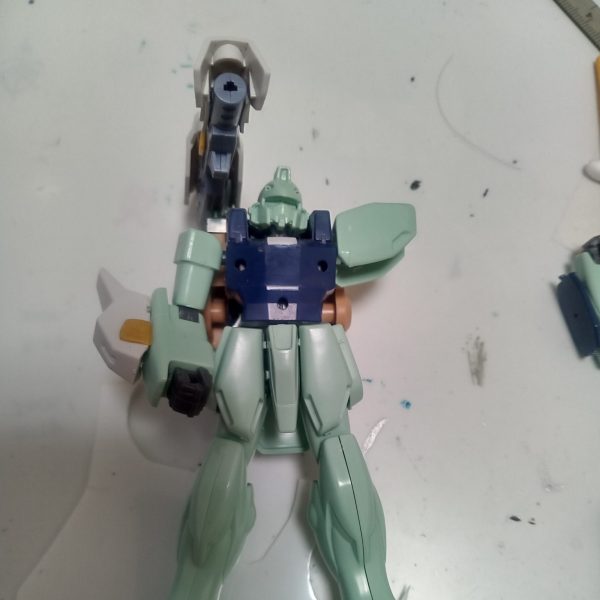 V2アサルトガンブラスターのバスター部分がようやくくっつきました。バックパックを巨大化して100均のプチブロックのジョイントパーツでくっつけています。難関の一つをなんとかクリアできた気がするので、次はアサルトをどうするかですねえ(笑)（1枚目）