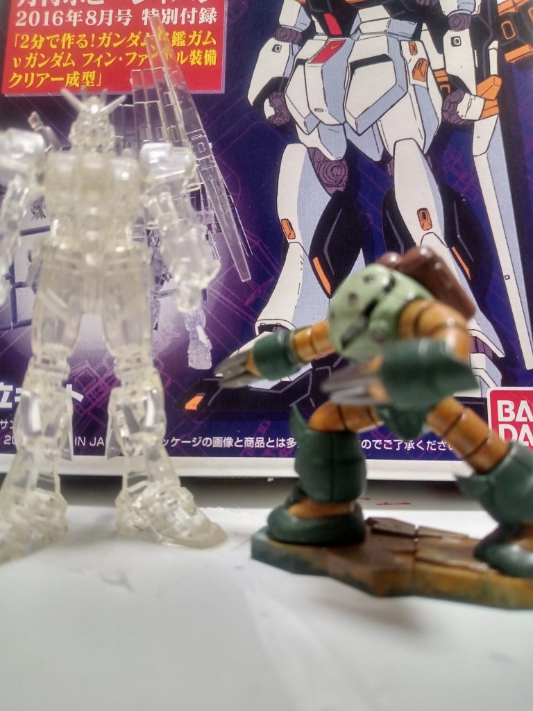 チョコサプと並べるとさすがに名鑑ガムのほうが大きいですね。私はしばらくガンダム関連のグッズから遠ざかっていた時期があるので、このような知らないグッズに出会えるのは中々に新鮮です。そしてフリマサイトもこのような面白いものに出会えることもあるのでなかなか侮れませんね(笑)