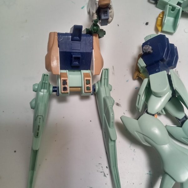 バックパックに色々くっつけてゴツゴツさせてます。腰の可動性は犠牲になりましたが大型のバックパックの方がそれっぽいかなと思うのでごちゃごちゃさせていきます。（1枚目）