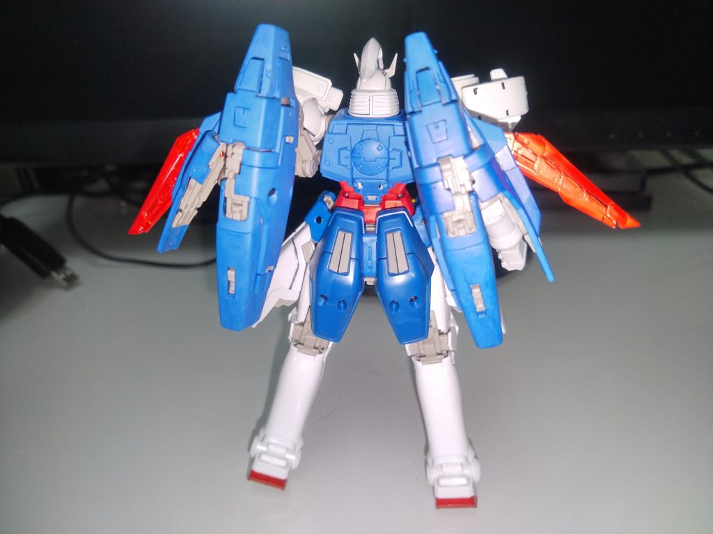 バックパックはGアーマーのイメージで、羽は赤くした。