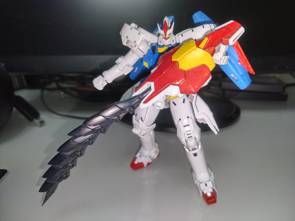 トールギス・フリューゲルという別機が出ていたので、フリューゲル（ドイツ語で翼）から連想してエーアスト（ドイツ語で最初）という名前を付けた。