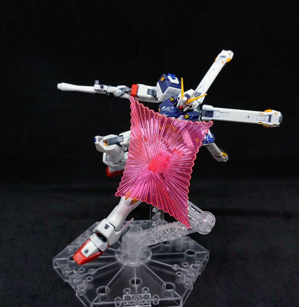 シールドとビーム・ガンを構えて1枚なかなかシールドを展開しないので、使うときは強敵だと劇中で教えてくれてるような気がしますね。