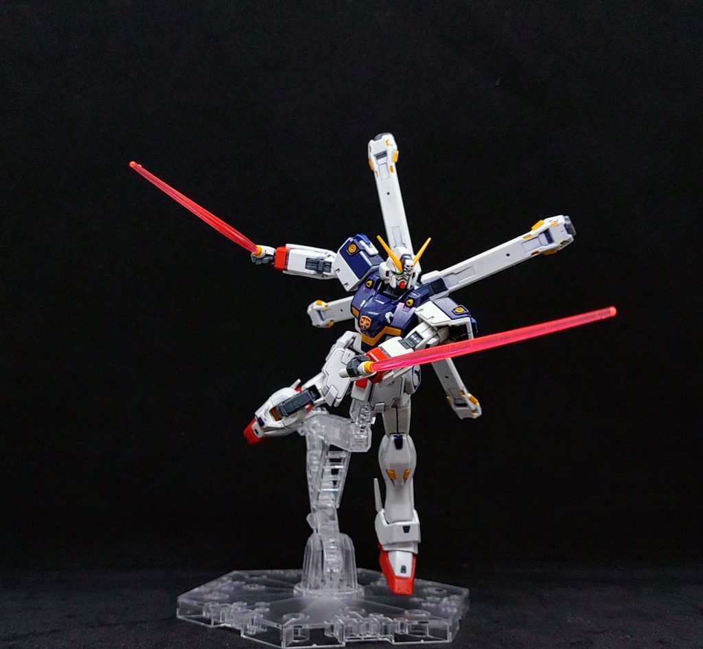 ビーム・サーベルを構えて1枚どちらかと言うとビームザンバーのイメージが強いですが、サーベルもなかなか...