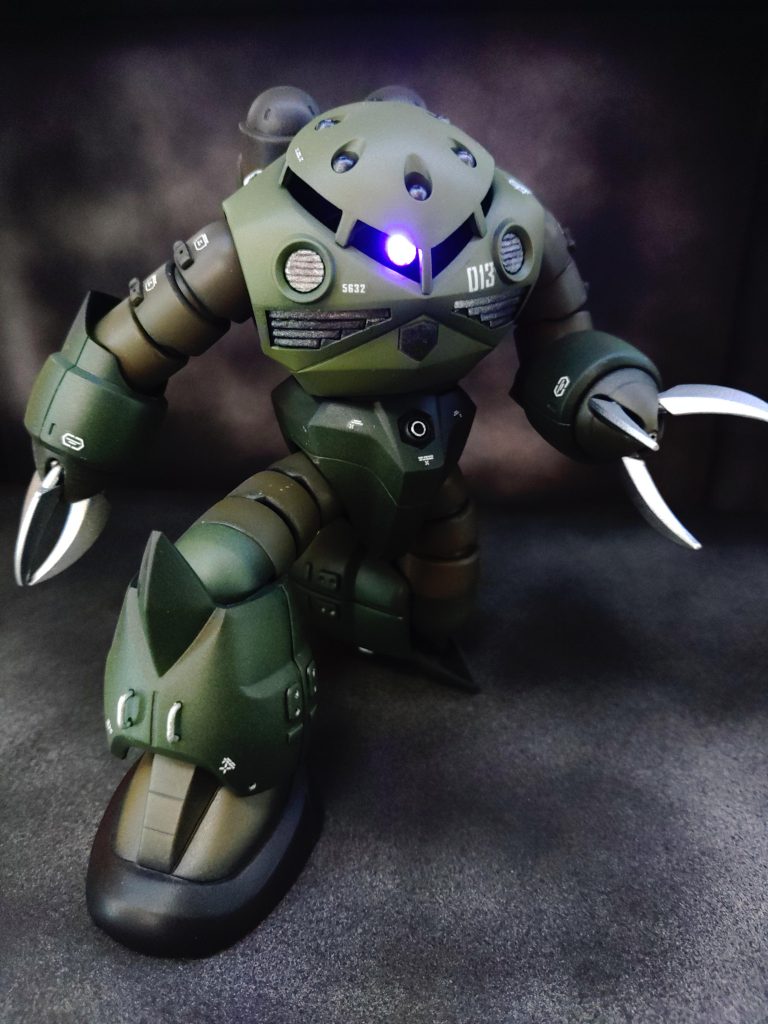 モノアイは中の陰の部分を全部切り抜いて、LEDを仕込んで全方位に可動式にしました✌️😚