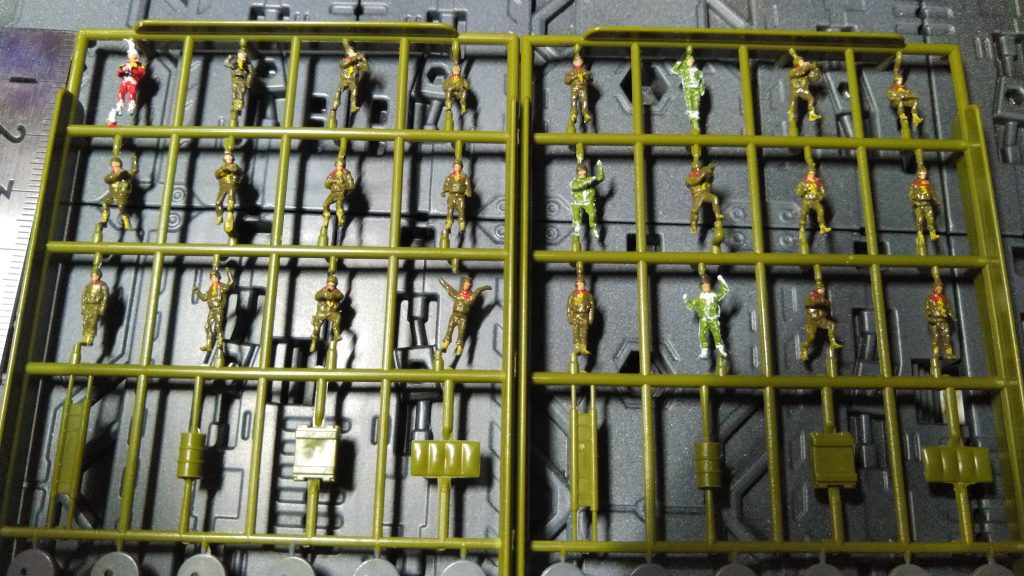 元は山田化学さんの【軍人】です。本当に良くできてます。110円で12人。１人10円もしません。塗装は適当でもモノが良いのでかなり雰囲気が出ます。