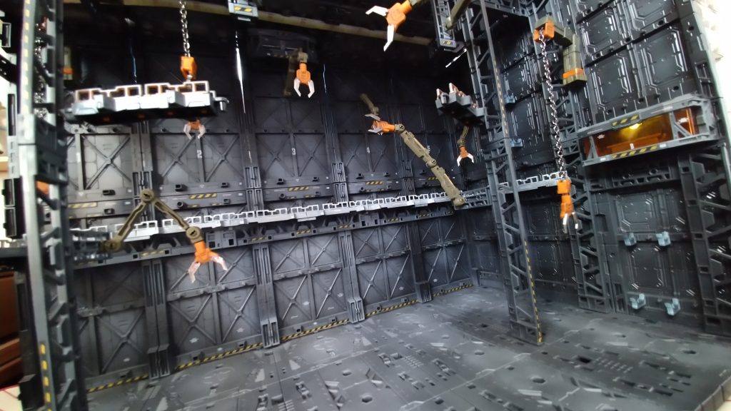 あおりの図ディスプレイベースのシールもなかなか雰囲気が出て良いです。全体的に艶消しグレーを噴いて塗装しています。