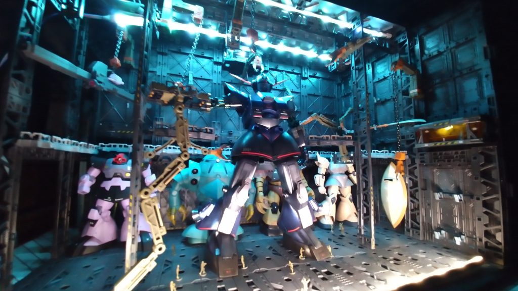 ガンプラ入れてLEDを点灯するとこんな感じです。一応、パーフェクト風ジオングを整備中、みたいな感じにしています。後ろのモビールスーツは賑やかしです。コンセプトはありません。
