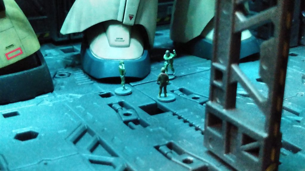 戦果を自慢し合うジオン兵たち