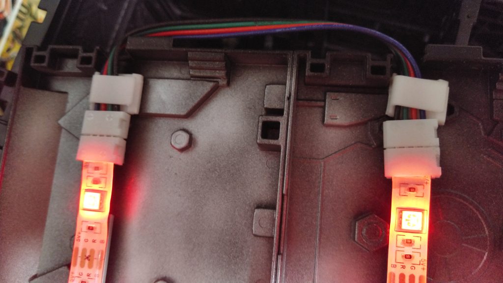 折り返し部分はテープライトを切って専用のコネクタで繋げば大丈夫です。コネクタはフリマサイトで買いました。