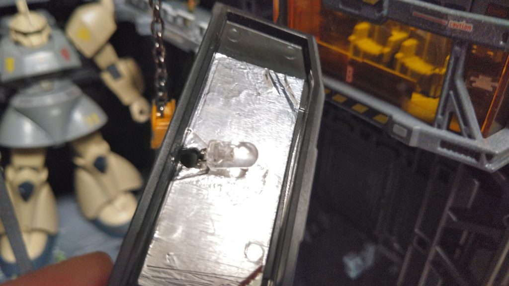 屋根の部分が蓋になっており、丁度良い穴がはじめからありますので、そこに10年以上前に購入して放置していた5ミリの砲弾型LEDを入れて舜着で固定しています。裏面には反射の為にアルミテープを貼りました。