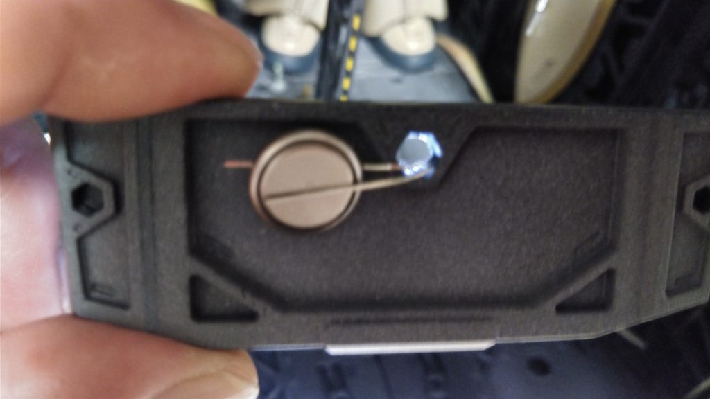 そして屋根へ出たLEDの足の間にボタン電池を挟めば点灯します。ボタン電池は3Vのものでないと点灯しませんのでご注意下さい。厳密には配線して抵抗を入れないといけないはずですが、これでとりあえず点灯しますし、配線は面倒なのでこれで良しとしました。