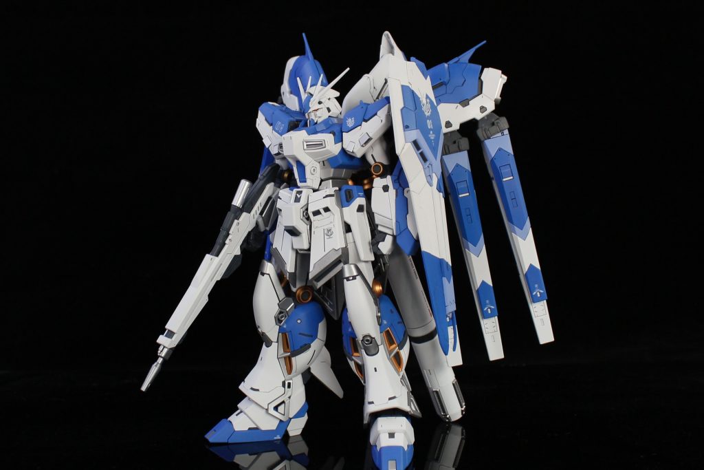 出来上がりは素組と色味が大差ないんですが、全塗装したせいで太ももやファンネルの塗装剥がれが発生しやすく、素組みたいにガシガシ遊べない…  これが素組との違いか（草）。  