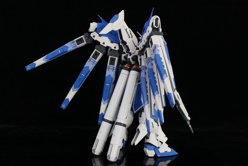 ちなみにこれ、設計の優秀さとカッコよさで再販を繰り返す超人気キットなんですけど、バンダイは再販のたびに摩耗した金型を直さないから、パーツの表面にいくつか小さい欠点があります。  ただの素組みなら、目も当てられない仕上がりかも。 