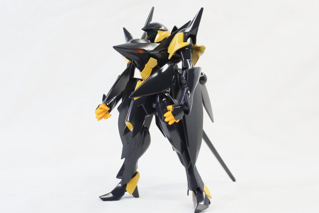 設定上、ゼダス、ゼダスR、ゼダスMの三機は外見が同一で、カラーリングのみが異なるため、バンダイにとっては非常に商品化しやすいデザインだったはずです…。