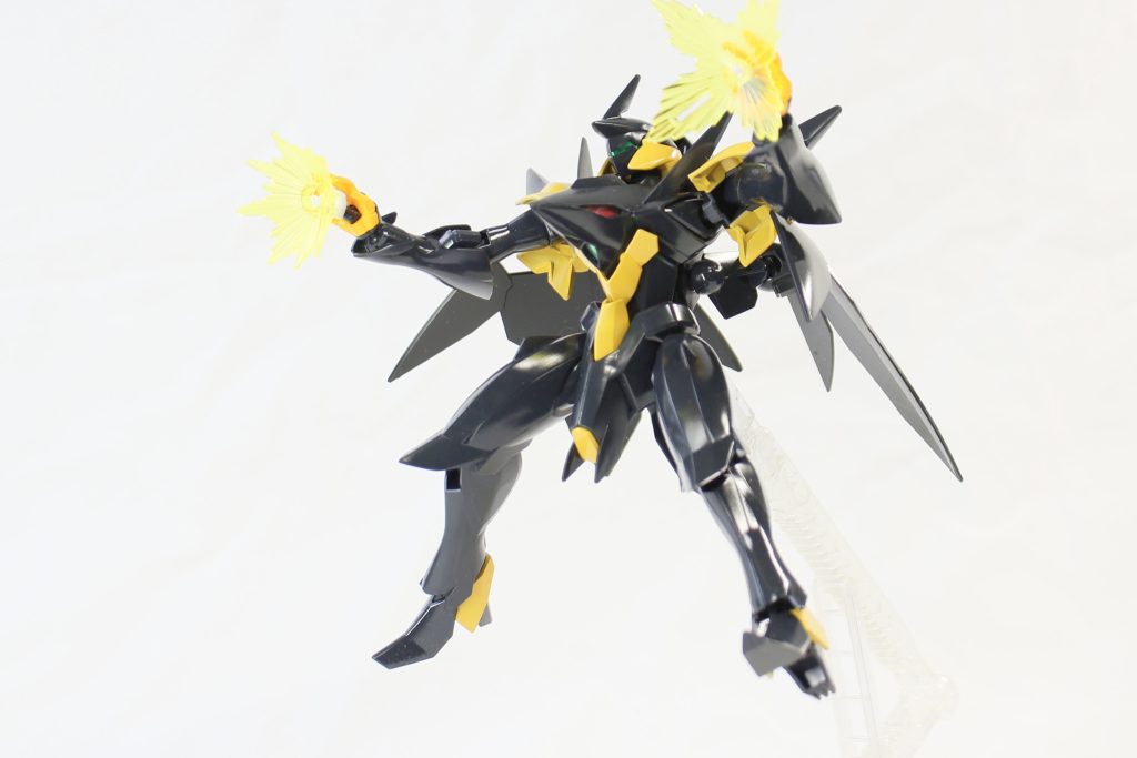 塗装では、ブラウンのパーツをイエローに変更しました。さらに、ほぼすべてのネイビーブルーの部分を黒に塗り替え、最後に光沢トップコートを吹き付けてツヤ感を向上させました。