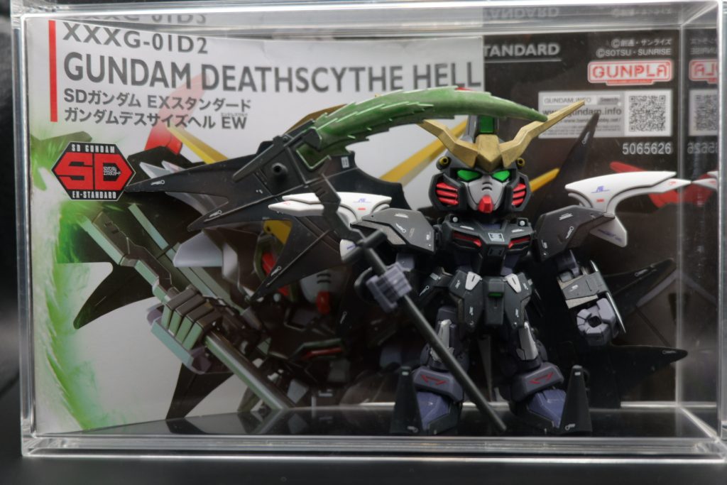 いつも通りセリアコレクションケースにて飾ってます。小スペースで飾れるので重宝してますが、今回は横幅がギリギリ入らなくて、片方の羽は外して収納しています。