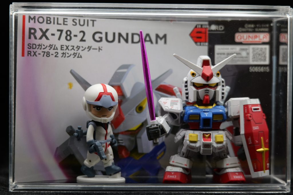 セリアのケースに入れて狭いスペースに積み重ねてます。