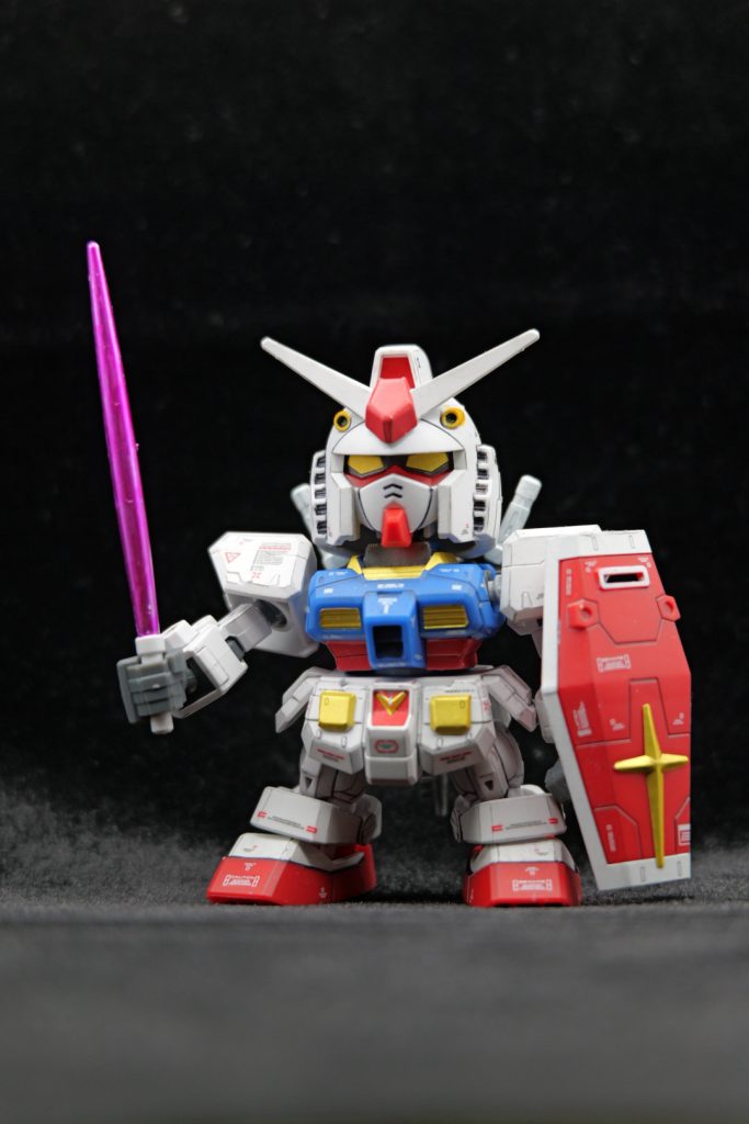 付属シールとデカール多めです。シャープペンで墨入れとエッジを強調しました。最後はつや消しスプレー。他のSDEXスタンダードに比べて頭が大きく足は短めに感じました。後で作ったクロスシルエットの方がスタイルは好みです。