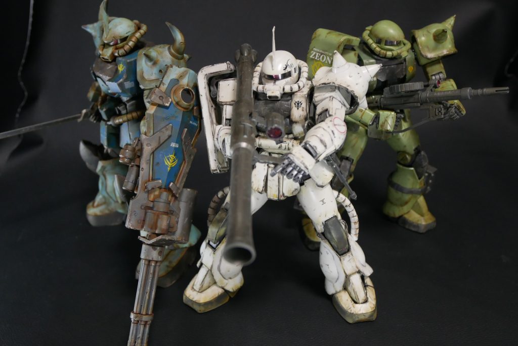 完成品　MG グフカスタム＋MG　ザクⅡホワイトオーガー＋MG　ザクⅡ　３体セット（ウェザリング仕上げ）