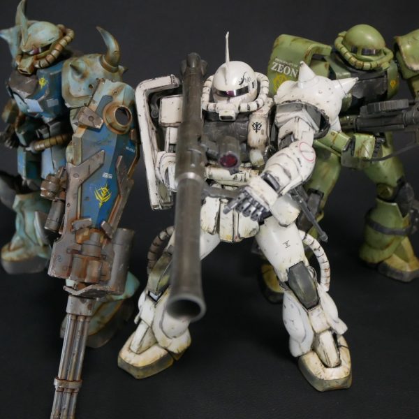完成品　MG グフカスタム＋MG　ザクⅡホワイトオーガー＋MG　ザクⅡ　３体セット（ウェザリング仕上げ）