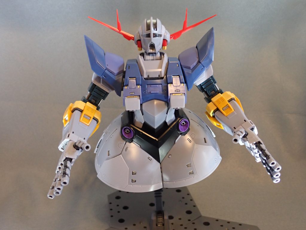 素組み＋部分塗装のみの状態です。