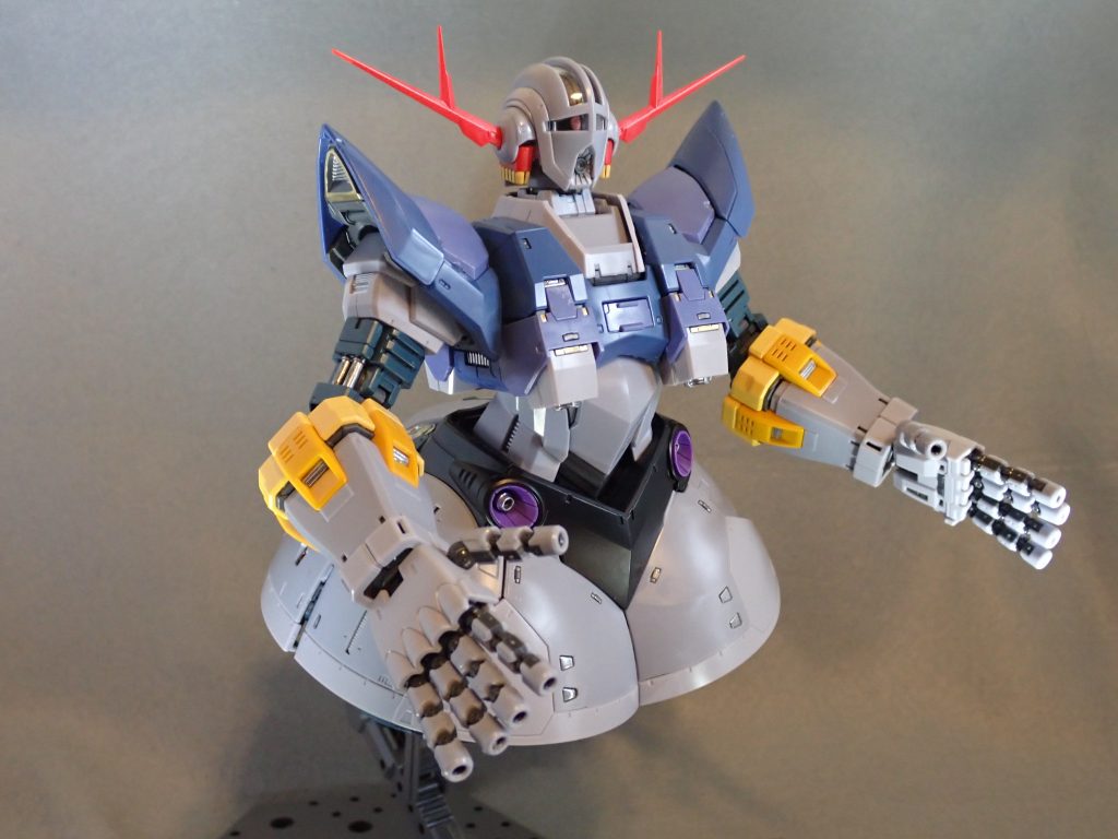 ドラえもん風に言うと「ペンキ塗りたて」感は当然ありますが、シールなし墨入れなしの素組みだけでもめちゃめちゃかっこいいです。