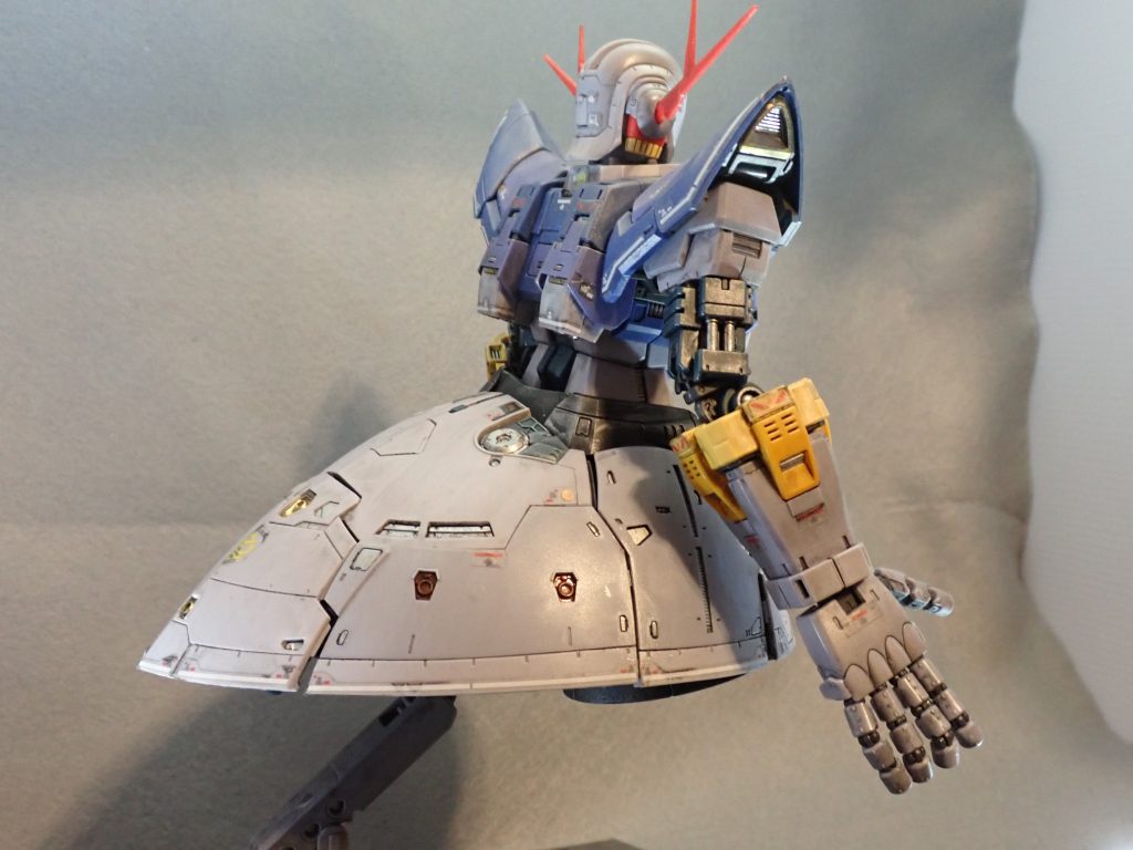 モールドが多いのでただ組むだけでかっこいいのがRGの良いところです。内部フレームは外装パーツを組み合わせたときに露出する部分だけガンダムマーカーのメッキシルバーやゴールドを使って部分塗装しています。