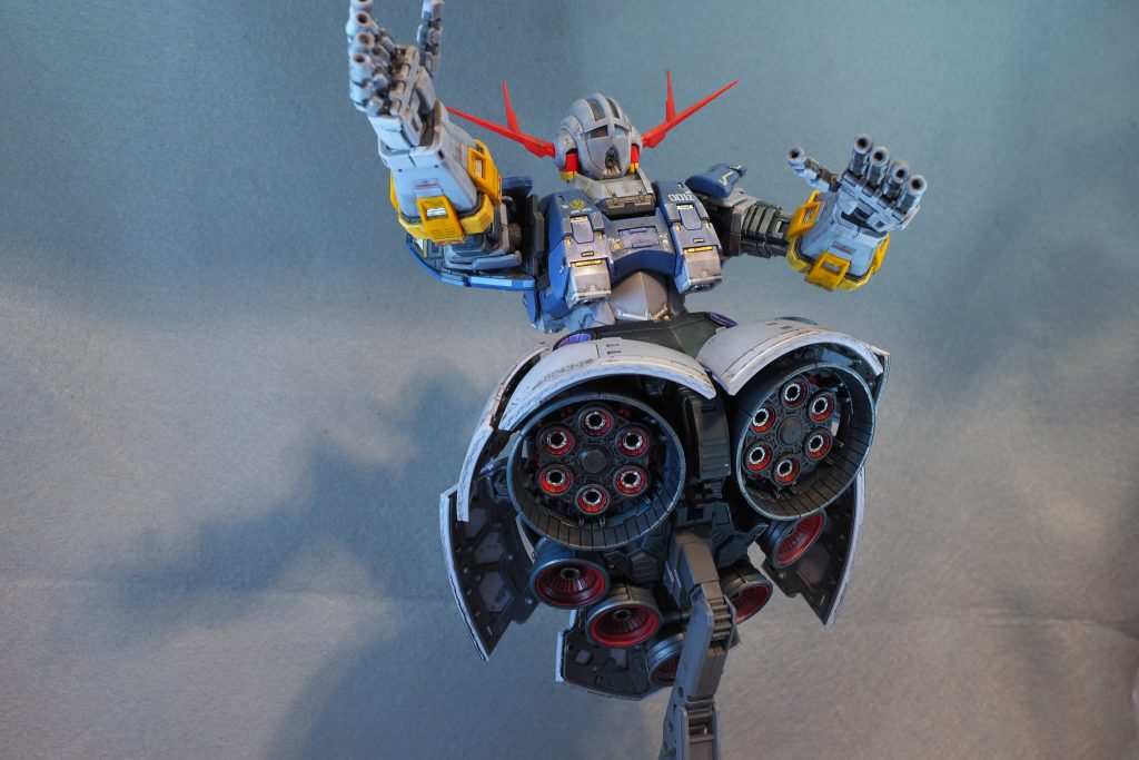 大昔に作ったHGジオングとはあまりにも異なる細かいディティールに震えます。スカートの内側は部分塗装頑張るべきか迷いましたが、見える状態では飾らないと思い各バーニアの中央部をメッキシルバーで部分塗装するのみに留めました。初心者の癖に積みプラがたくさんありますゆえ…。