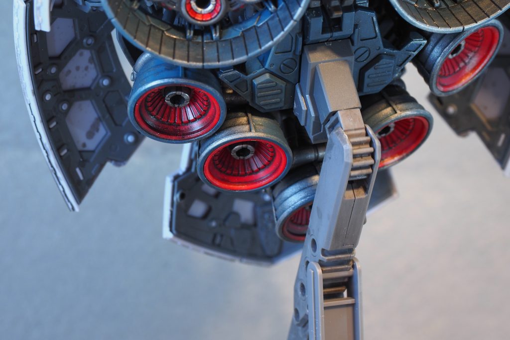 ウォッシングでバーニアが墨入れされてかなり立体感が増しました。あとはつや消しトップコートの上からウェザリングマスターCセットのシルバーを飽きるまで適当に撫でつけています。