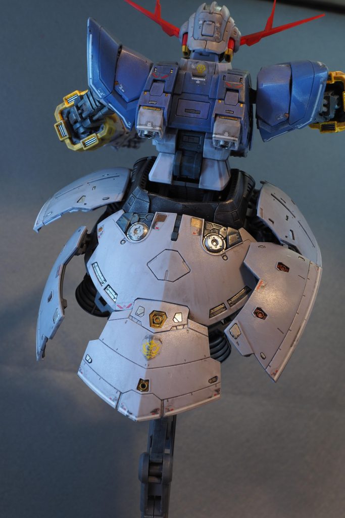 このキットは内部フレーム外装パーツを組み合わせたときに一部だけが露出するようになっていたり、部分的にそのまま表から見えるようになっているのでそれらを部分塗装するだけでもメカメカしさが増すように思います。子供の頃もガンダムマーカーメッキシルバーとゴールドはめちゃめちゃ使っていた覚えがあります。
