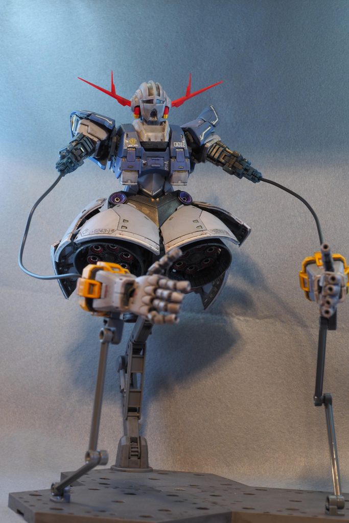 スカート展開＆両手を飛ばしてみました。このディスプレイ一式がキットに含まれているのは非常に良心的ですね。しかし手を支える支柱が思ったより弱く、この導線ありきでようやくバランスが取れる感じです。