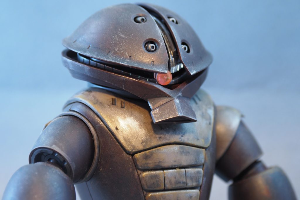 頭のバルカンとモノアイのレール部分はガンダムマーカーメッキシルバーで部分塗装しています。モノアイはHアイズの裏面をメッキシルバーで塗装したのち接着剤で貼り付けました。元々のモノアイのクリアパーツを削ってから貼り付けましたが、厚すぎたようでモノアイレールを覆うクリアパーツが入らなくなってしまい、むき出しの状態にしました。